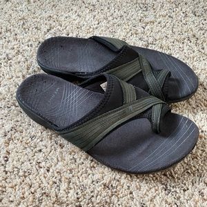 SOLD ✌🏽Merrell Black Sandals Size 7